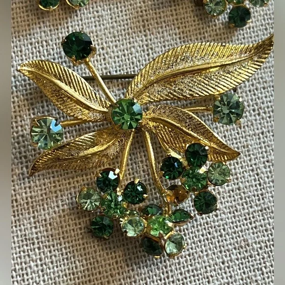 Brooch and earrings Signed AUSTRIA Gold Tone green Flowers Vintage pin - Picture 2 of 5